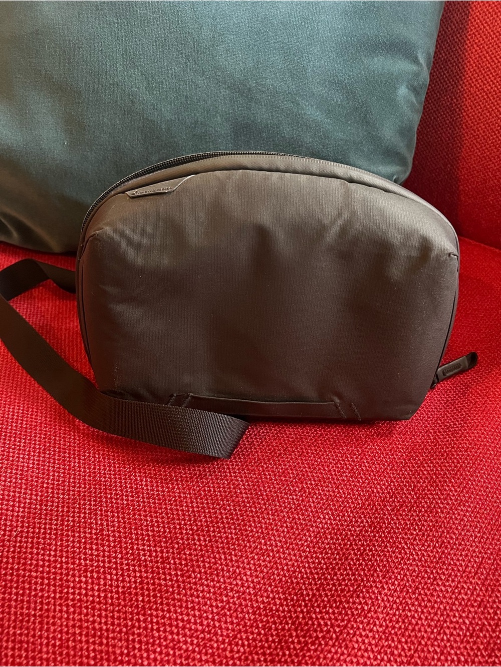 Minimalist Black Men's Crossbody Sling Bag Peak Design